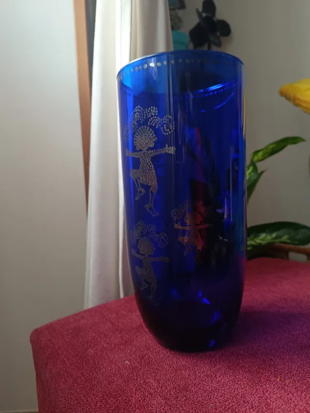 Vaso blu cobalto con figure dorate