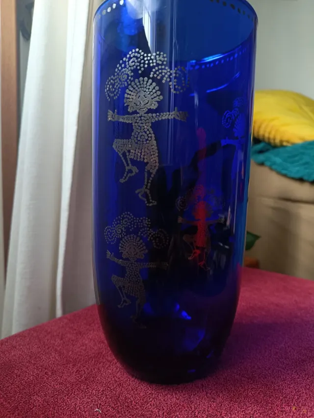 Vaso blu cobalto con figure dorate