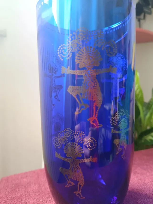 Vaso blu cobalto con figure dorate