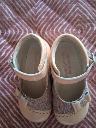 Zapatos niña Pasos Kids rosa charol lazo. N° 21