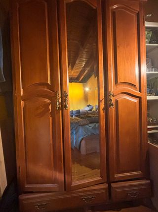 Armario de madera con espejo