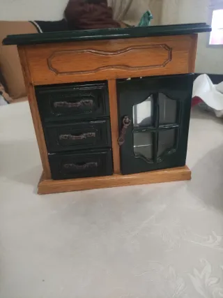 Joyero de madera con cajones y puerta