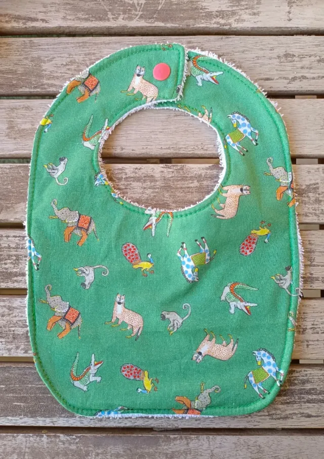 Babero verde con estampado de animales