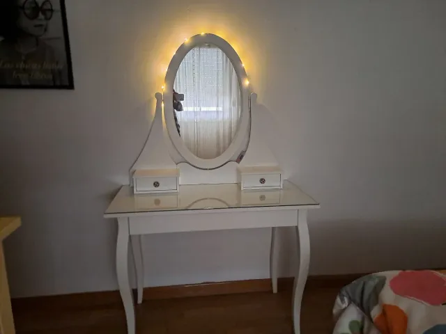 Tocador blanco con espejo y cajones