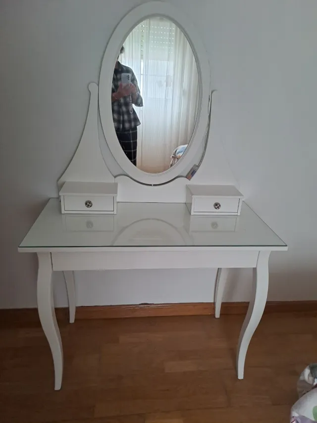 Tocador blanco con espejo y cajones