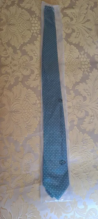 Corbata de seda verde con puntos