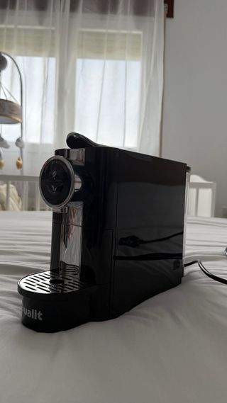 Cafetera de cápsulas negra