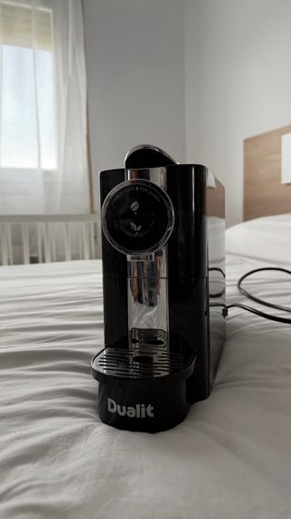 Cafetera de cápsulas negra