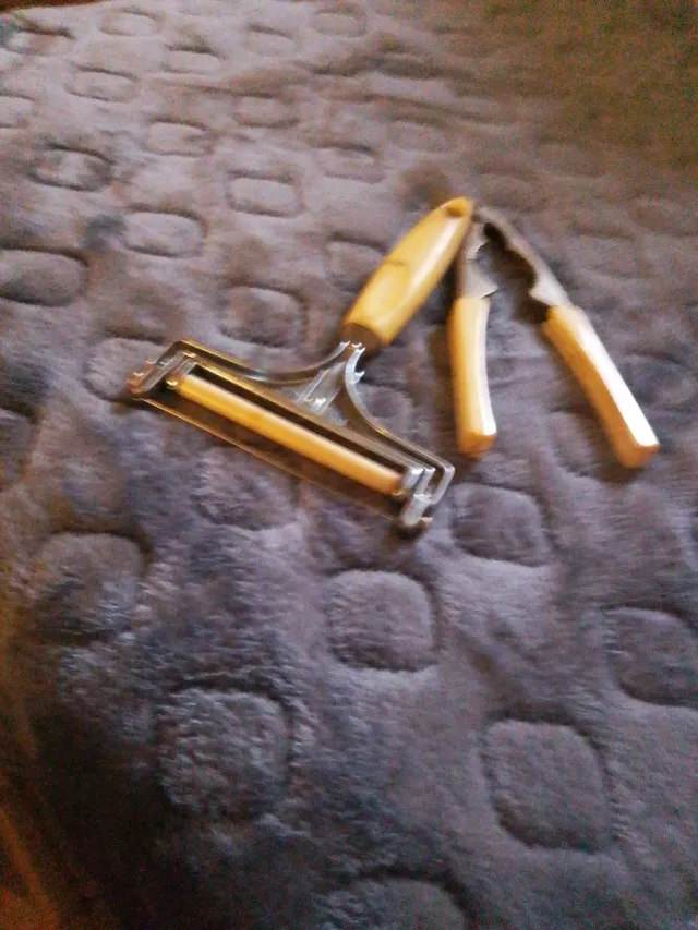 Utensilio vintage. Pela patatas y cascanueze