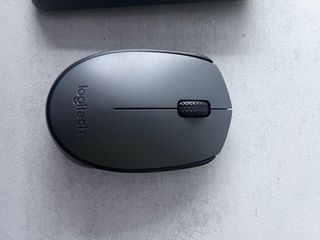 Ratón Logitech Gris Oscuro
Teclado Logitech K235