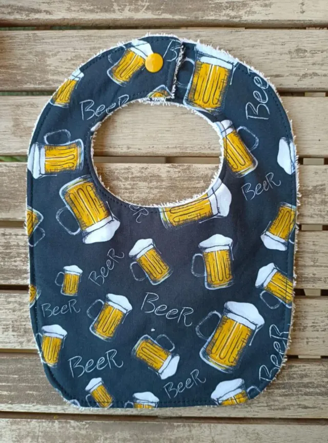 Babero divertido con vasos de cerveza