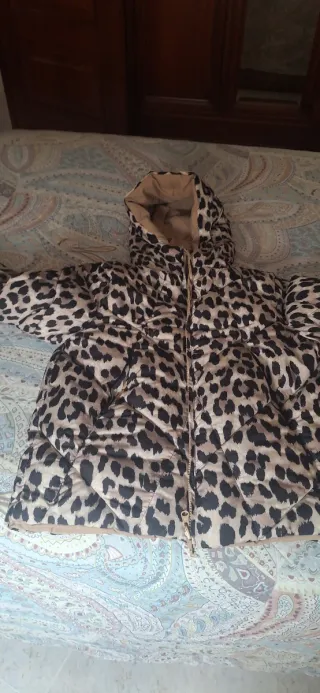 Cazadora de plumas con estampado de leopardo