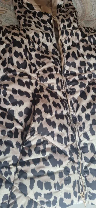 Cazadora de plumas con estampado de leopardo