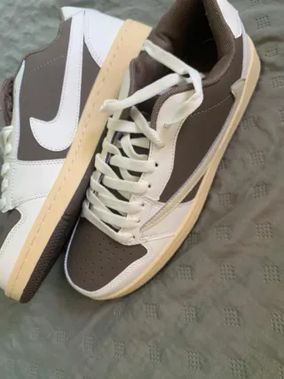 Nike Travis Scott Marrón y Blanco