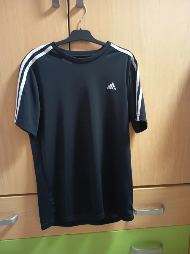 Camiseta deportiva Adidas negra