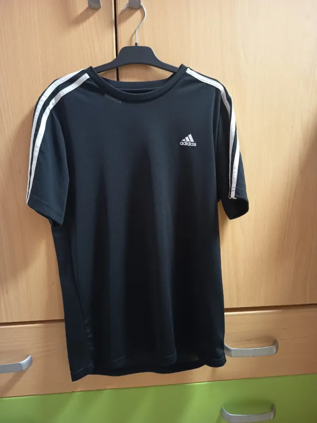 Camiseta deportiva Adidas negra
