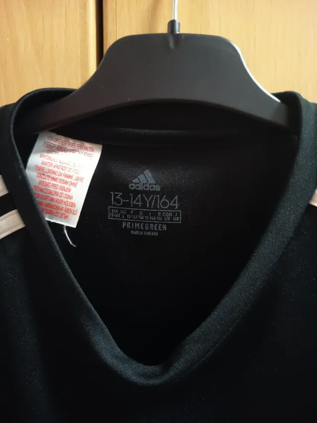 Camiseta deportiva Adidas negra