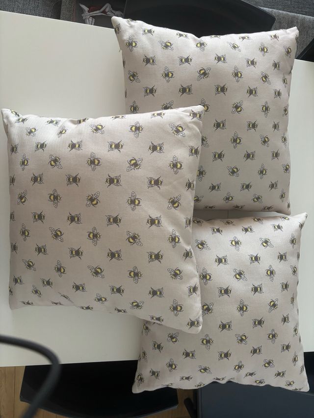 Cojines decorativos con abejas