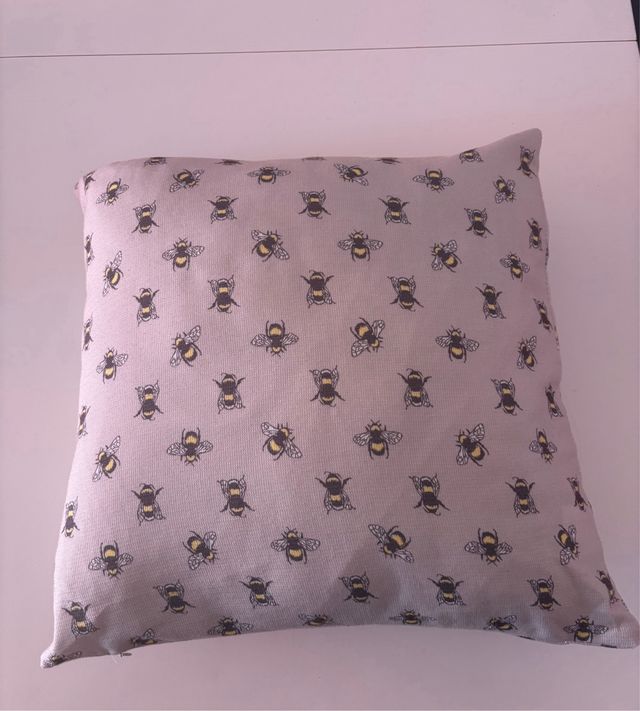Cojines decorativos con abejas