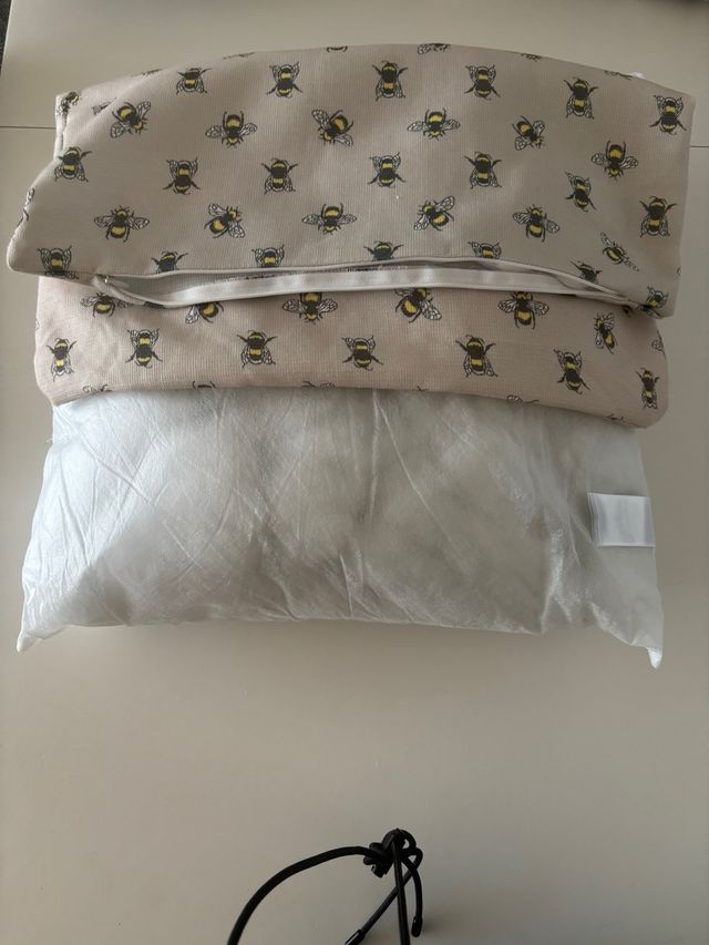 Cojines decorativos con abejas