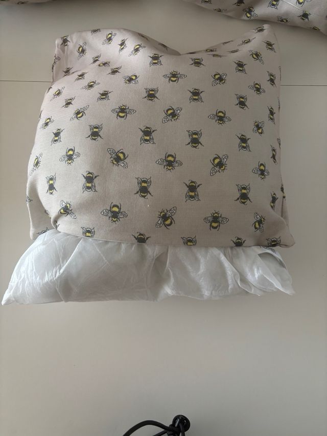 Cojines decorativos con abejas