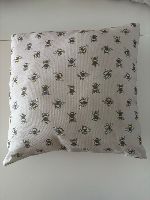 Cojines decorativos con abejas