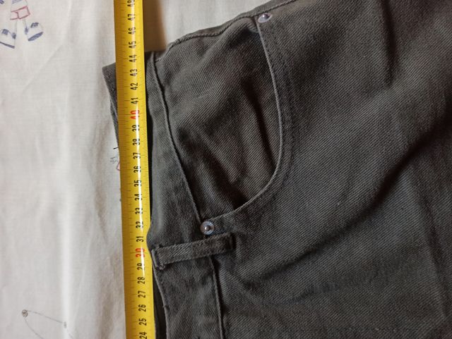 Pantalón , hombre verde oliva .