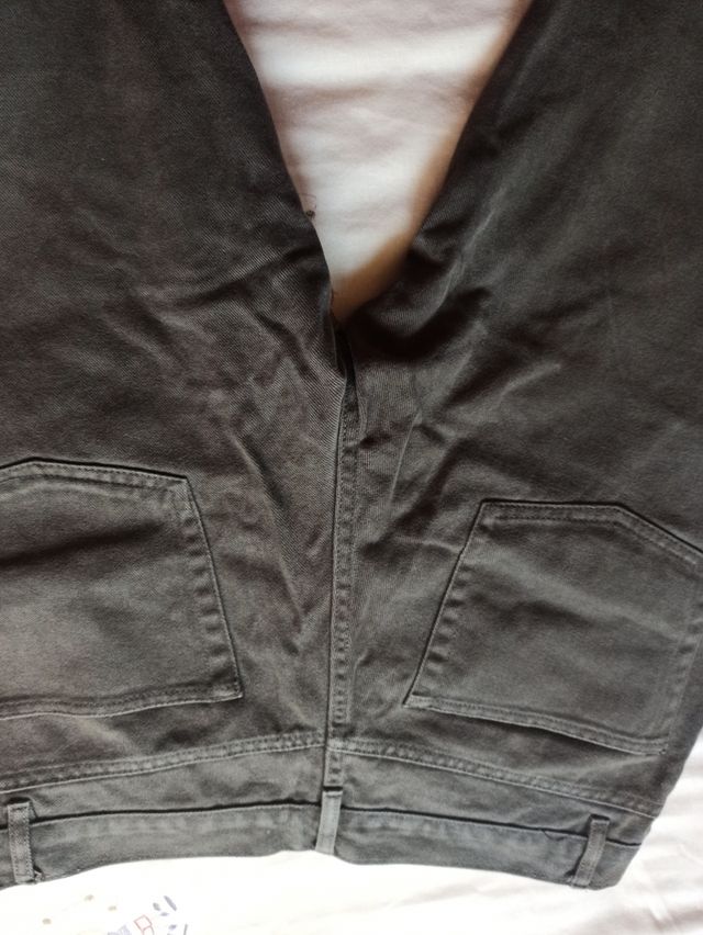 Pantalón , hombre verde oliva .