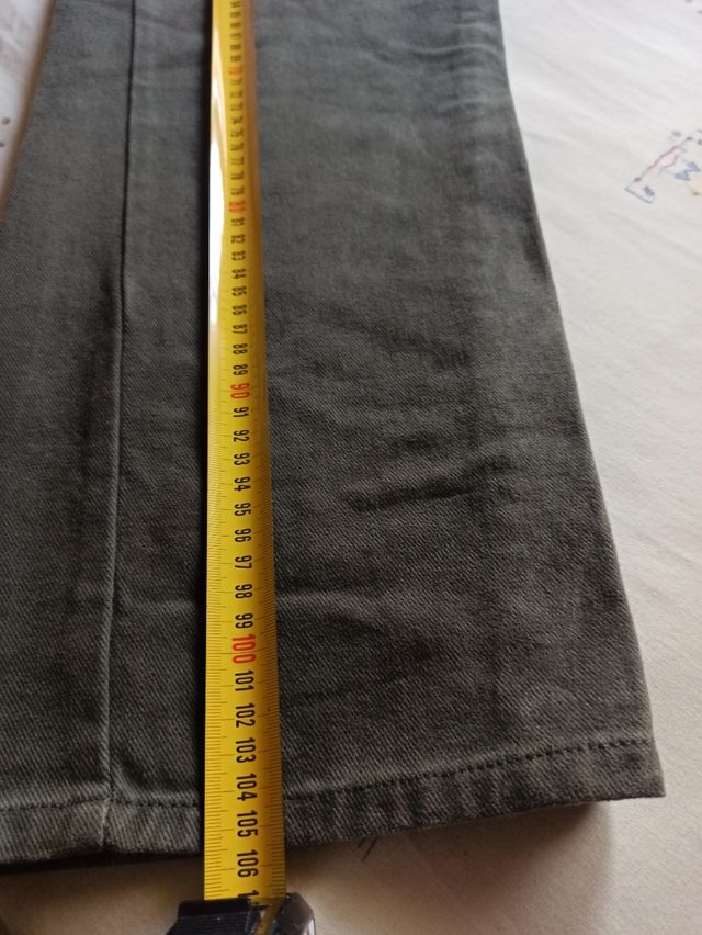 Pantalón , hombre verde oliva .