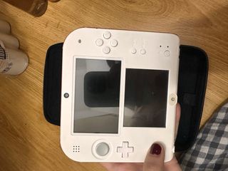 Nintendo 2DS Roja y Blanca con funda