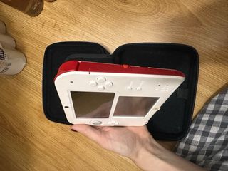 Nintendo 2DS Roja y Blanca con funda