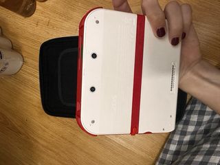 Nintendo 2DS Roja y Blanca con funda