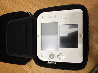 Nintendo 2DS Roja y Blanca con funda