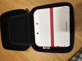 Nintendo 2DS Roja y Blanca con funda