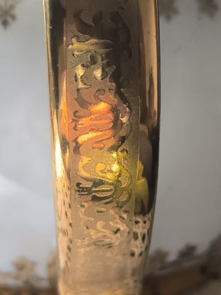 Tetera de porcelana con detalles  dorados