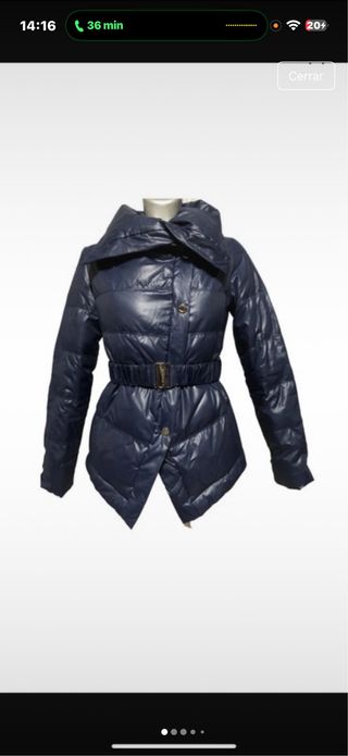 Chaqueta azul acolchada con cinturón