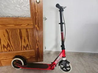 Patinete rojo poco usado