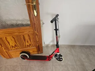 Patinete rojo poco usado