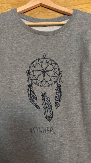 Sudadera gris con estampado de atrapasueños