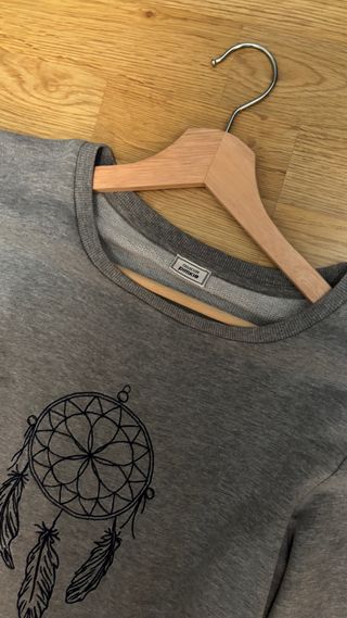 Sudadera gris con estampado de atrapasueños
