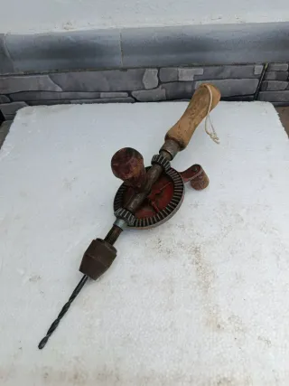 Taladro manual antiguo