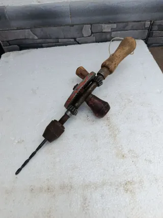 Taladro manual antiguo