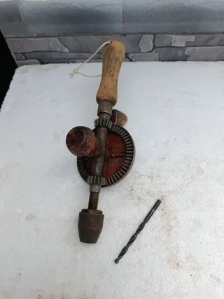 Taladro manual antiguo