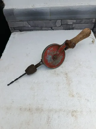 Taladro manual antiguo