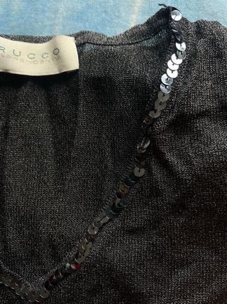 Camiseta Trucco negra lentejuelas cuello V