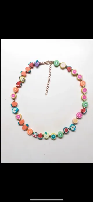 Collana con ciondoli frutta colorata