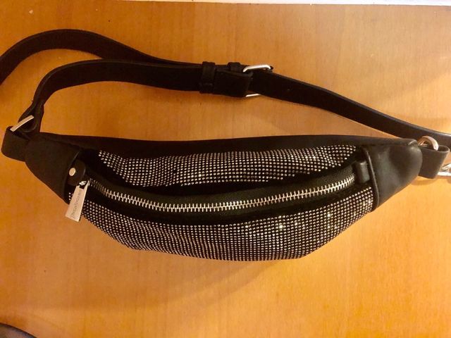 Bolso riñonera negro y plateado