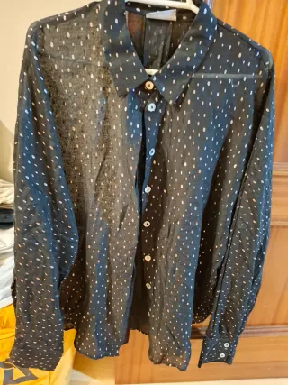Camisa transparente con lunares
