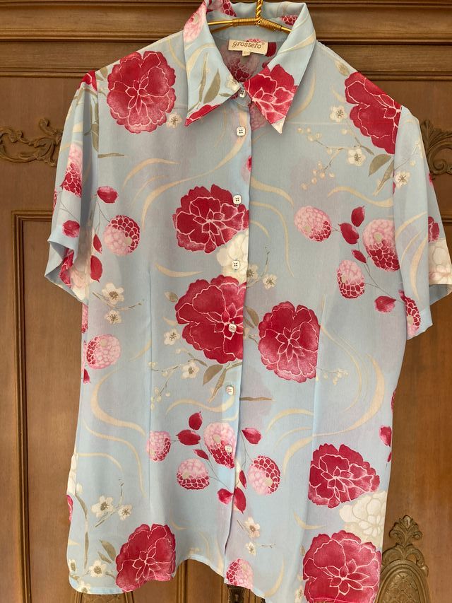 Camisa mujer. Floreada, manga corta, azul y rosa.