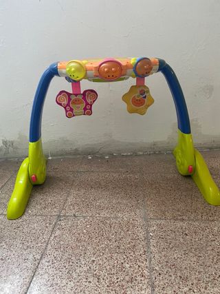 Gimnasio para bebé con juguetes